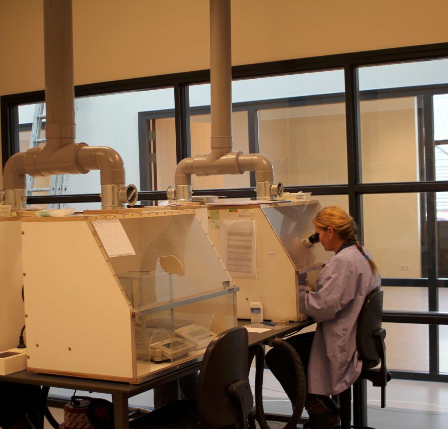 Asbest analyses in een laboratorium van ACMAA