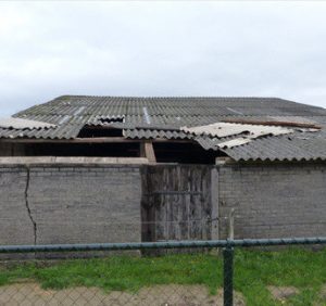 Asbestinventarisatie bij een oude schuur door ACMAA